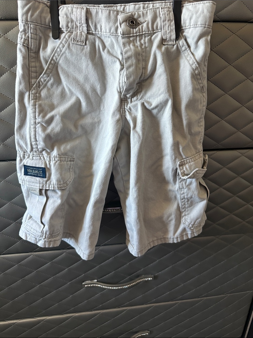 Light tab Cargo Shorts with Side Pockets